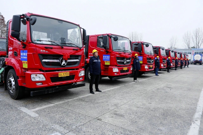 【第一商用車網(wǎng) 原創(chuàng)】2025年1月，重卡行業(yè)銷量出現(xiàn)同比、環(huán)比雙雙下滑，但熱門細(xì)分領(lǐng)域仍保持了一定增長，燃?xì)?、電動和油車市場占比發(fā)生新的變化。在這個開年的月份里，各家主要重卡企業(yè)銷量如何？2、3月份市場會實現(xiàn)同比增長嗎？