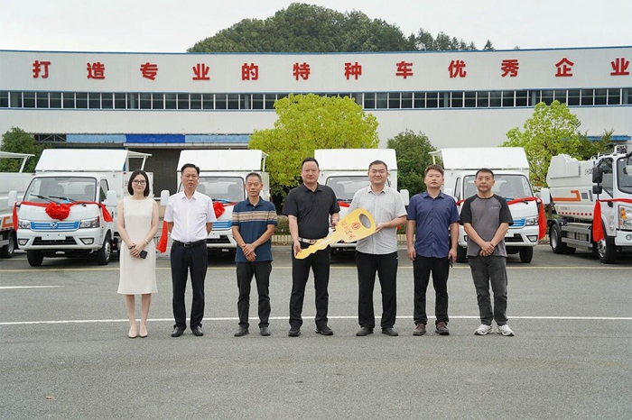 深圳东风环卫车批量交付，助力十堰建设绿色宜居城市！4.jpg