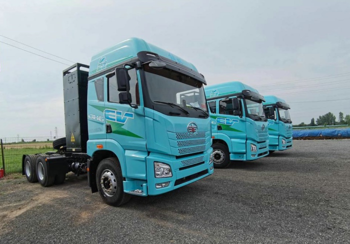 解放蓝途新能源牵引车.jpg