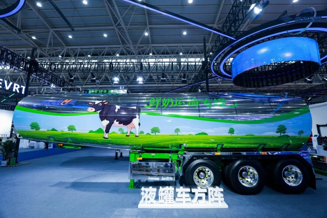 中集车辆“欧冠M”系列液态食品运输罐车荣获“2025年度高端专用车价值引领奖”！3.png