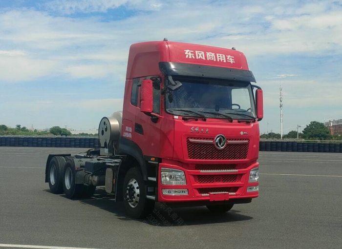 东风天龙KL牵引车，搭载东风龙擎燃气发动机，520马力.jpg