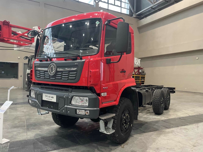 东风天锦KR 6×6民用越野车底盘，搭载东风康明斯4.5升280马力发动机2.jpg