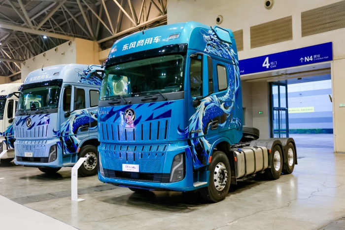 东风天龙牵引车26年会6.jpg