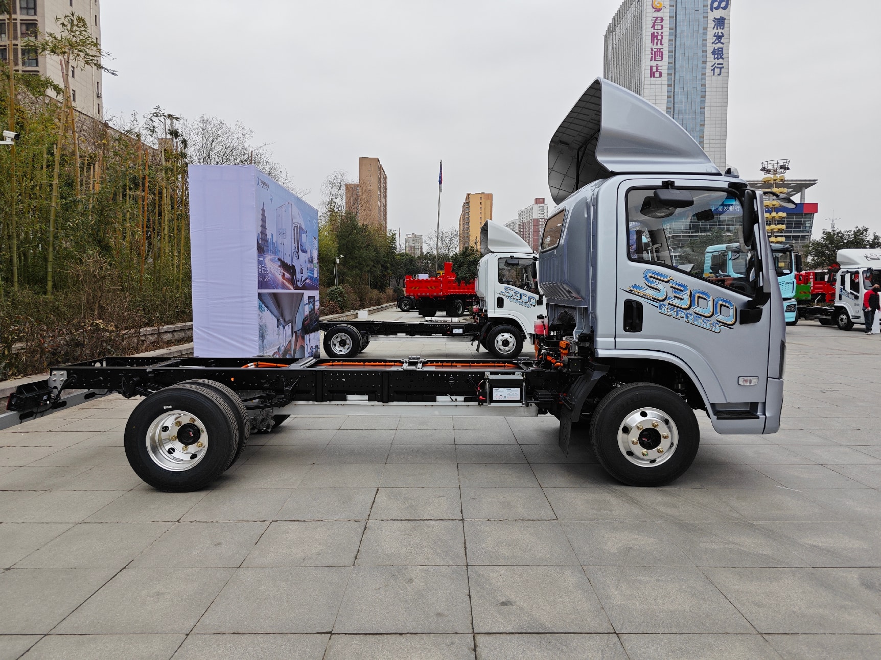 【第一商用车网 原创】1月20日，以“产品引领、精耕细分、共创未来”为主题的陕汽商用车2026年合作伙伴大会在陕西宝鸡隆重举办。会上，陕汽商用车公布了2025年的销量表现，同时在2026年，陕汽商用车将致力于在商用车行业实现全新突破。在行业激烈竞争的背景下，陕汽商用车力争要走出高质量发展新路径。