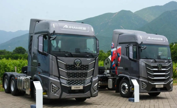 欧曼星辉牵引车.jpg