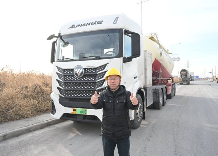 欧曼银河5M纯电重卡让刘师傅稳赚运输.png