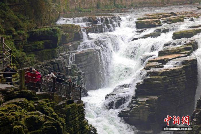 利川腾龙洞瀑布-图源（中新网）.jpg