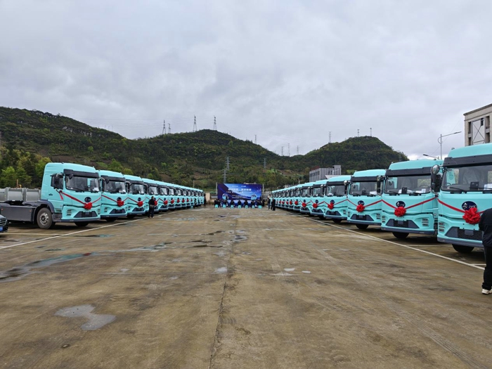 30台“贵州”牌电动重卡交付川恒物流共筑区域绿色物流标杆4.jpg