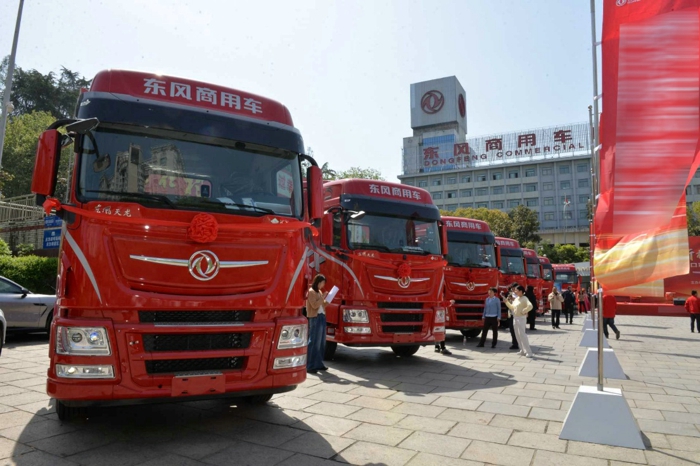 东风商用车150台牵引车集中交付丹江口5.jpg