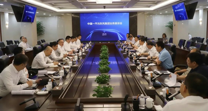 中国一汽副总经理张小帆一行到东风开展商用车业务交流.jpg
