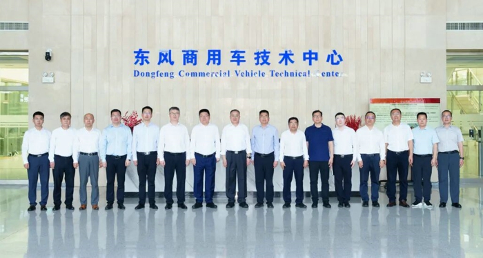 中国一汽副总经理张小帆一行到东风开展商用车业务交流3.jpg