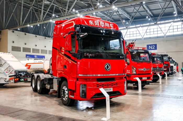 东风天龙牵引车26年会3.jpg