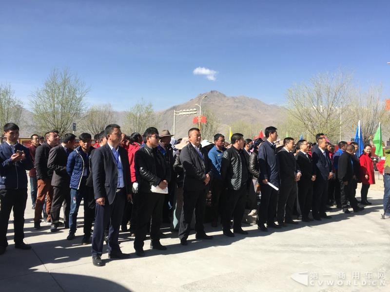 4月的第一天，西藏拉萨就迎来一件喜事——拉萨市堆龙公交公司正式揭牌暨首批纯电动公交车正式投入运营。作为现场的主角之一—即将正式投运的纯电动公交车，更是披上了洁白的哈达，吸引了众人的目光。这就是南京金龙开沃D11纯电动客车。此次，堆龙公交采购了20辆南京金龙开沃D11纯电动公交车，作为正式运营的首批运力。而这批车也将作为拉萨纯电动公交的试点车辆，为日后当地采购大批量更换纯电动公交车提供重要依据。图为揭幕仪式现场