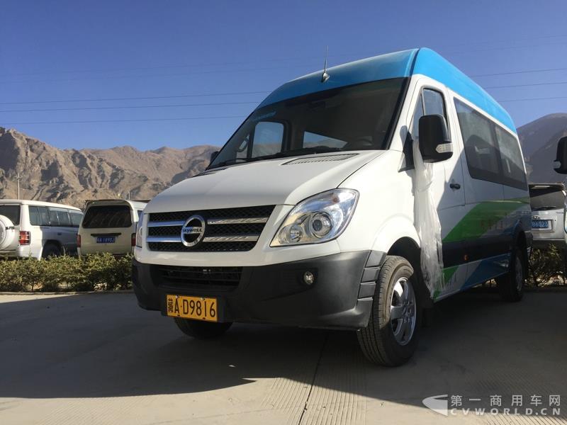 4月的第一天，西藏拉萨就迎来一件喜事——拉萨市堆龙公交公司正式揭牌暨首批纯电动公交车正式投入运营。作为现场的主角之一—即将正式投运的纯电动公交车，更是披上了洁白的哈达，吸引了众人的目光。这就是南京金龙开沃D11纯电动客车。此次，堆龙公交采购了20辆南京金龙开沃D11纯电动公交车，作为正式运营的首批运力。而这批车也将作为拉萨纯电动公交的试点车辆，为日后当地采购大批量更换纯电动公交车提供重要依据。图为南京金龙开沃D11纯电动公交车