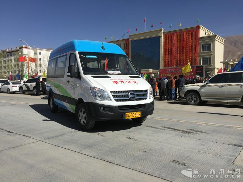 4月的第一天，西藏拉萨就迎来一件喜事——拉萨市堆龙公交公司正式揭牌暨首批纯电动公交车正式投入运营。作为现场的主角之一—即将正式投运的纯电动公交车，更是披上了洁白的哈达，吸引了众人的目光。这就是南京金龙开沃D11纯电动客车。此次，堆龙公交采购了20辆南京金龙开沃D11纯电动公交车，作为正式运营的首批运力。而这批车也将作为拉萨纯电动公交的试点车辆，为日后当地采购大批量更换纯电动公交车提供重要依据。图为正式发车