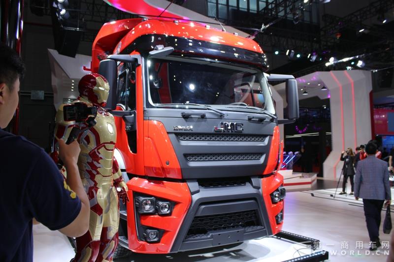 4月19日上午，以“英雄，出征”为主题的江铃首款重卡产品发布会，在2017上海车展开幕首日隆重举行。本届上海车展，江铃重汽共展示了三款重卡产品，而江铃本次车展重点上市推介的，便是这款被称为“江铃威龙”的6×4重型牵引车产品。据悉，该车是江铃汽车以重金引进的福特重卡技术，并根据中国国情再度开发而成的新车型。这款江铃威龙重卡定位于国内中高端重卡细分市场，将直接与国内主流品牌同台竞争。图为江铃威龙4×2钢铁侠涂装车
