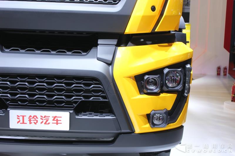 4月20日是上海车展媒体日，江铃重卡第4款新车——6×4矿用自卸车亮相！同江铃威龙6×4牵引车一样，它是一款量产车，其底盘技术也源自福特Cargo重卡。据了解，江铃重卡还研发出8×4系列的自卸车。另外，小编了解到这款名叫“威龙”的江铃自卸车，是江铃引进美国福特技术打造的一款车型，最高420马力发动机，高强度的车身钢板等等，显而易见，这也是一款高承载的“白吨王”车型。图为江铃威龙6×4自卸车