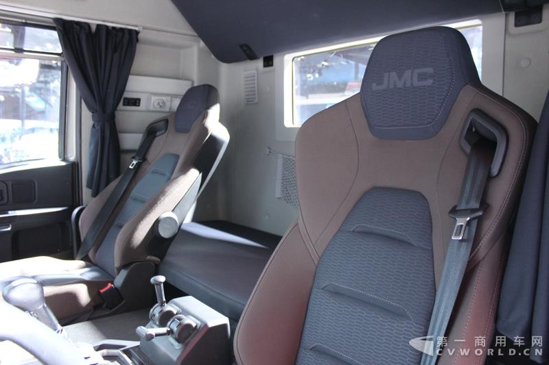 4月19日上午，以“英雄，出征”为主题的江铃首款重卡产品发布会，在2017上海车展开幕首日隆重举行。本届上海车展，江铃重汽共展示了三款重卡产品，而江铃本次车展重点上市推介的，便是这款被称为“江铃威龙”的6×4重型牵引车产品。据悉，该车是江铃汽车以重金引进的福特重卡技术，并根据中国国情再度开发而成的新车型。这款江铃威龙重卡定位于国内中高端重卡细分市场，将直接与国内主流品牌同台竞争。图为江铃威龙6×4重型牵引车