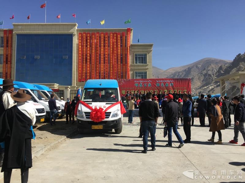 4月的第一天，西藏拉萨就迎来一件喜事——拉萨市堆龙公交公司正式揭牌暨首批纯电动公交车正式投入运营。作为现场的主角之一—即将正式投运的纯电动公交车，更是披上了洁白的哈达，吸引了众人的目光。这就是南京金龙开沃D11纯电动客车。此次，堆龙公交采购了20辆南京金龙开沃D11纯电动公交车，作为正式运营的首批运力。而这批车也将作为拉萨纯电动公交的试点车辆，为日后当地采购大批量更换纯电动公交车提供重要依据。图为即将发车