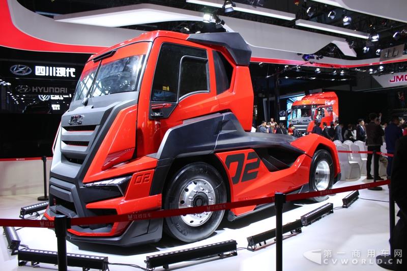 4月19日上午，以“英雄，出征”为主题的江铃首款重卡产品发布会，在2017上海车展开幕首日隆重举行。本届上海车展，江铃重汽共展示了三款重卡产品，而江铃本次车展重点上市推介的，便是这款被称为“江铃威龙”的6×4重型牵引车产品。据悉，该车是江铃汽车以重金引进的福特重卡技术，并根据中国国情再度开发而成的新车型。这款江铃威龙重卡定位于国内中高端重卡细分市场，将直接与国内主流品牌同台竞争。图为江铃展示概念卡赛用车