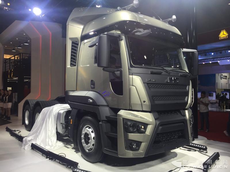 4月19日上午，以“英雄，出征”为主题的江铃首款重卡产品发布会，在2017上海车展开幕首日隆重举行。本届上海车展，江铃重汽共展示了三款重卡产品，而江铃本次车展重点上市推介的，便是这款被称为“江铃威龙”的6×4重型牵引车产品。据悉，该车是江铃汽车以重金引进的福特重卡技术，并根据中国国情再度开发而成的新车型。这款江铃威龙重卡定位于国内中高端重卡细分市场，将直接与国内主流品牌同台竞争。图为江铃威龙6×4重型牵引车新品