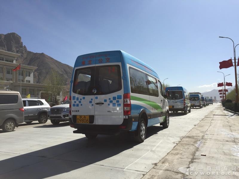 4月的第一天，西藏拉萨就迎来一件喜事——拉萨市堆龙公交公司正式揭牌暨首批纯电动公交车正式投入运营。作为现场的主角之一—即将正式投运的纯电动公交车，更是披上了洁白的哈达，吸引了众人的目光。这就是南京金龙开沃D11纯电动客车。此次，堆龙公交采购了20辆南京金龙开沃D11纯电动公交车，作为正式运营的首批运力。而这批车也将作为拉萨纯电动公交的试点车辆，为日后当地采购大批量更换纯电动公交车提供重要依据。图为南京金龙纯电动公交车队