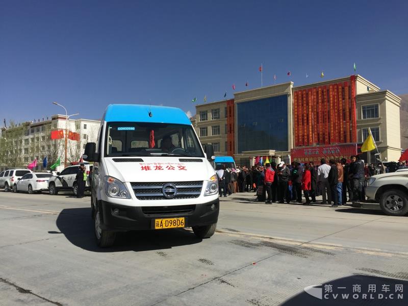 4月的第一天，西藏拉萨就迎来一件喜事——拉萨市堆龙公交公司正式揭牌暨首批纯电动公交车正式投入运营。作为现场的主角之一—即将正式投运的纯电动公交车，更是披上了洁白的哈达，吸引了众人的目光。这就是南京金龙开沃D11纯电动客车。此次，堆龙公交采购了20辆南京金龙开沃D11纯电动公交车，作为正式运营的首批运力。而这批车也将作为拉萨纯电动公交的试点车辆，为日后当地采购大批量更换纯电动公交车提供重要依据。图为正式发车