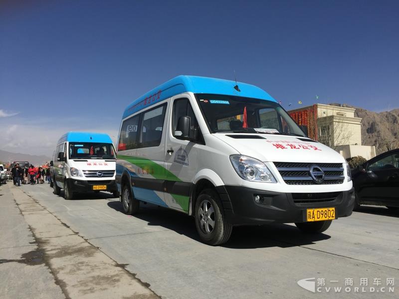 4月的第一天，西藏拉萨就迎来一件喜事——拉萨市堆龙公交公司正式揭牌暨首批纯电动公交车正式投入运营。作为现场的主角之一—即将正式投运的纯电动公交车，更是披上了洁白的哈达，吸引了众人的目光。这就是南京金龙开沃D11纯电动客车。此次，堆龙公交采购了20辆南京金龙开沃D11纯电动公交车，作为正式运营的首批运力。而这批车也将作为拉萨纯电动公交的试点车辆，为日后当地采购大批量更换纯电动公交车提供重要依据。图为南京金龙纯电动公交车队