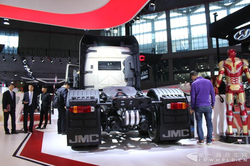 4月19日上午，以“英雄，出征”为主题的江铃首款重卡产品发布会，在2017上海车展开幕首日隆重举行。本届上海车展，江铃重汽共展示了三款重卡产品，而江铃本次车展重点上市推介的，便是这款被称为“江铃威龙”的6×4重型牵引车产品。据悉，该车是江铃汽车以重金引进的福特重卡技术，并根据中国国情再度开发而成的新车型。这款江铃威龙重卡定位于国内中高端重卡细分市场，将直接与国内主流品牌同台竞争。图为江铃威龙6×4重型牵引车