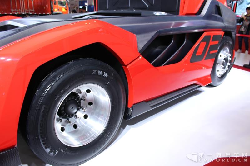 4月19日上午，以“英雄，出征”为主题的江铃首款重卡产品发布会，在2017上海车展开幕首日隆重举行。本届上海车展，江铃重汽共展示了三款重卡产品，而江铃本次车展重点上市推介的，便是这款被称为“江铃威龙”的6×4重型牵引车产品。据悉，该车是江铃汽车以重金引进的福特重卡技术，并根据中国国情再度开发而成的新车型。这款江铃威龙重卡定位于国内中高端重卡细分市场，将直接与国内主流品牌同台竞争。图为江铃展示概念卡赛用车