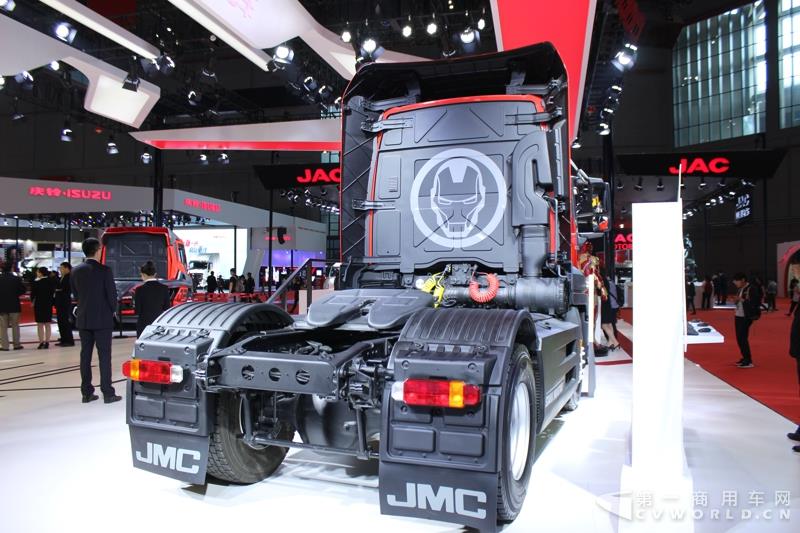 4月19日上午，以“英雄，出征”为主题的江铃首款重卡产品发布会，在2017上海车展开幕首日隆重举行。本届上海车展，江铃重汽共展示了三款重卡产品，而江铃本次车展重点上市推介的，便是这款被称为“江铃威龙”的6×4重型牵引车产品。据悉，该车是江铃汽车以重金引进的福特重卡技术，并根据中国国情再度开发而成的新车型。这款江铃威龙重卡定位于国内中高端重卡细分市场，将直接与国内主流品牌同台竞争。图为江铃威龙4×2钢铁侠涂装车