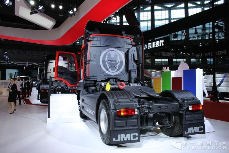 4月19日上午，以“英雄，出征”为主题的江铃首款重卡产品发布会，在2017上海车展开幕首日隆重举行。本届上海车展，江铃重汽共展示了三款重卡产品，而江铃本次车展重点上市推介的，便是这款被称为“江铃威龙”的6×4重型牵引车产品。据悉，该车是江铃汽车以重金引进的福特重卡技术，并根据中国国情再度开发而成的新车型。这款江铃威龙重卡定位于国内中高端重卡细分市场，将直接与国内主流品牌同台竞争。图为江铃威龙4×2钢铁侠涂装车