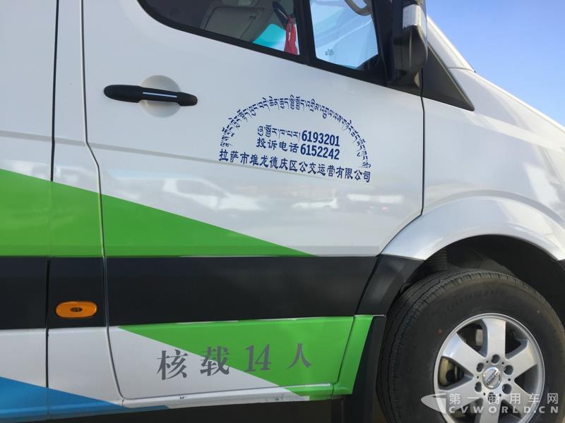 4月的第一天，西藏拉萨就迎来一件喜事——拉萨市堆龙公交公司正式揭牌暨首批纯电动公交车正式投入运营。作为现场的主角之一—即将正式投运的纯电动公交车，更是披上了洁白的哈达，吸引了众人的目光。这就是南京金龙开沃D11纯电动客车。此次，堆龙公交采购了20辆南京金龙开沃D11纯电动公交车，作为正式运营的首批运力。而这批车也将作为拉萨纯电动公交的试点车辆，为日后当地采购大批量更换纯电动公交车提供重要依据。图为南京金龙开沃D11纯电动公交车