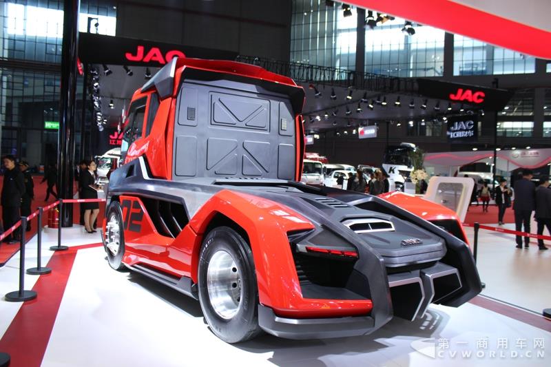 4月19日上午，以“英雄，出征”为主题的江铃首款重卡产品发布会，在2017上海车展开幕首日隆重举行。本届上海车展，江铃重汽共展示了三款重卡产品，而江铃本次车展重点上市推介的，便是这款被称为“江铃威龙”的6×4重型牵引车产品。据悉，该车是江铃汽车以重金引进的福特重卡技术，并根据中国国情再度开发而成的新车型。这款江铃威龙重卡定位于国内中高端重卡细分市场，将直接与国内主流品牌同台竞争。图为江铃展示概念卡赛用车