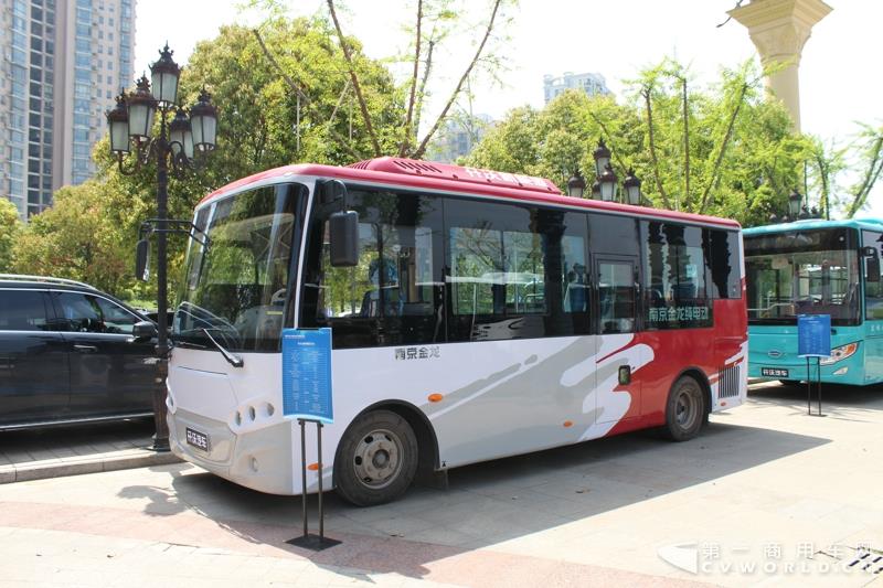 4月14日，南京市公交电动化2017战略研讨会在南京举行。江苏省交通厅、南京市交通局、南京市公交集团、江苏省各地公交公司及南京金龙等单位领导和20余家媒体记者，近百人出席了此次研讨会。第一商用车网了解到，南京公交作为全国最早推广使用纯电动公交车的城市之一，在批量运营和新能源汽车推广等方面，具备较好的经验和心得，可为国内其他区域同行所借鉴。图为研讨会场外展车