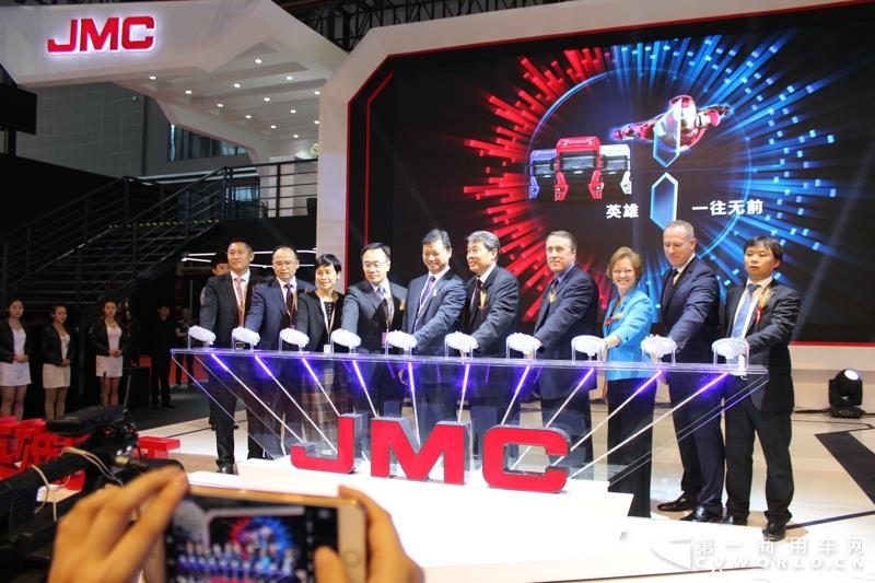 4月19日上午，以“英雄，出征”为主题的江铃首款重卡产品发布会，在2017上海车展开幕首日隆重举行。本届上海车展，江铃重汽共展示了三款重卡产品，而江铃本次车展重点上市推介的，便是这款被称为“江铃威龙”的6×4重型牵引车产品。据悉，该车是江铃汽车以重金引进的福特重卡技术，并根据中国国情再度开发而成的新车型。这款江铃威龙重卡定位于国内中高端重卡细分市场，将直接与国内主流品牌同台竞争。图为江铃重卡新车首发仪式