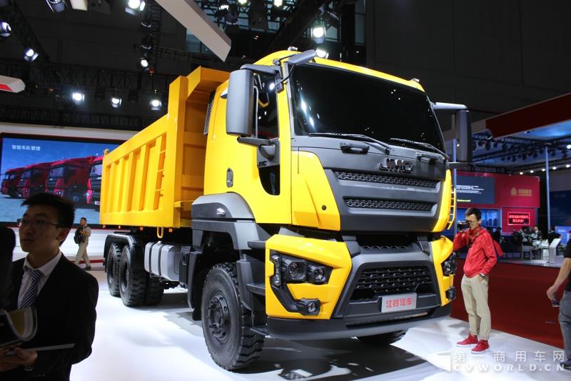 4月20日是上海车展媒体日，江铃重卡第4款新车——6×4矿用自卸车亮相！同江铃威龙6×4牵引车一样，它是一款量产车，其底盘技术也源自福特Cargo重卡。据了解，江铃重卡还研发出8×4系列的自卸车。另外，小编了解到这款名叫“威龙”的江铃自卸车，是江铃引进美国福特技术打造的一款车型，最高420马力发动机，高强度的车身钢板等等，显而易见，这也是一款高承载的“白吨王”车型。图为江铃威龙6×4自卸车