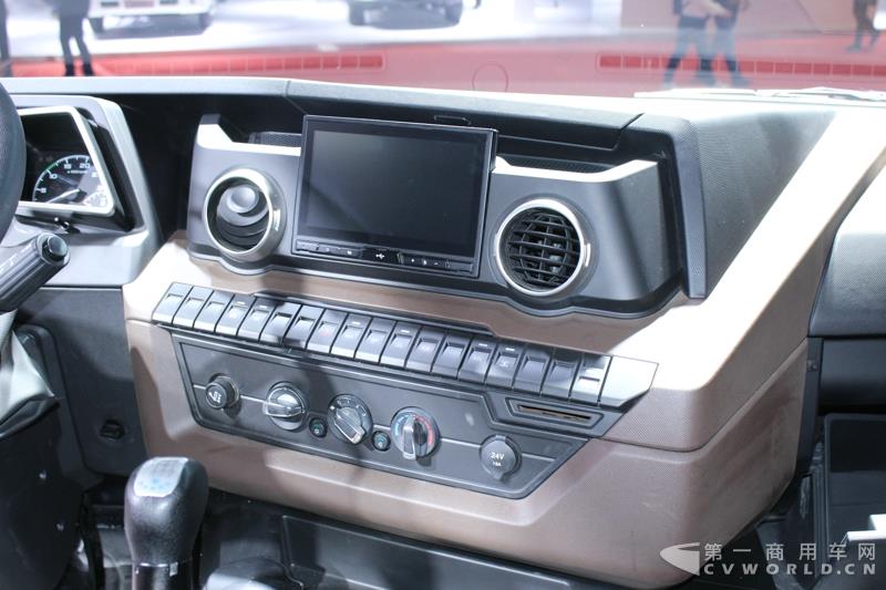 4月19日上午，以“英雄，出征”为主题的江铃首款重卡产品发布会，在2017上海车展开幕首日隆重举行。本届上海车展，江铃重汽共展示了三款重卡产品，而江铃本次车展重点上市推介的，便是这款被称为“江铃威龙”的6×4重型牵引车产品。据悉，该车是江铃汽车以重金引进的福特重卡技术，并根据中国国情再度开发而成的新车型。这款江铃威龙重卡定位于国内中高端重卡细分市场，将直接与国内主流品牌同台竞争。图为江铃威龙6×4重型牵引车