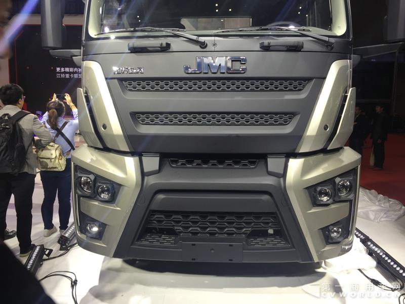 4月19日上午，以“英雄，出征”为主题的江铃首款重卡产品发布会，在2017上海车展开幕首日隆重举行。本届上海车展，江铃重汽共展示了三款重卡产品，而江铃本次车展重点上市推介的，便是这款被称为“江铃威龙”的6×4重型牵引车产品。据悉，该车是江铃汽车以重金引进的福特重卡技术，并根据中国国情再度开发而成的新车型。这款江铃威龙重卡定位于国内中高端重卡细分市场，将直接与国内主流品牌同台竞争。图为江铃威龙6×4重型牵引车新品