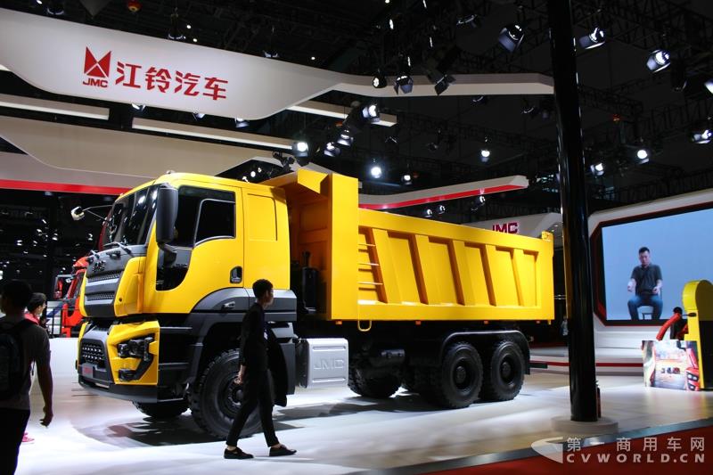4月20日是上海车展媒体日，江铃重卡第4款新车——6×4矿用自卸车亮相！同江铃威龙6×4牵引车一样，它是一款量产车，其底盘技术也源自福特Cargo重卡。据了解，江铃重卡还研发出8×4系列的自卸车。另外，小编了解到这款名叫“威龙”的江铃自卸车，是江铃引进美国福特技术打造的一款车型，最高420马力发动机，高强度的车身钢板等等，显而易见，这也是一款高承载的“白吨王”车型。图为江铃威龙6×4自卸车