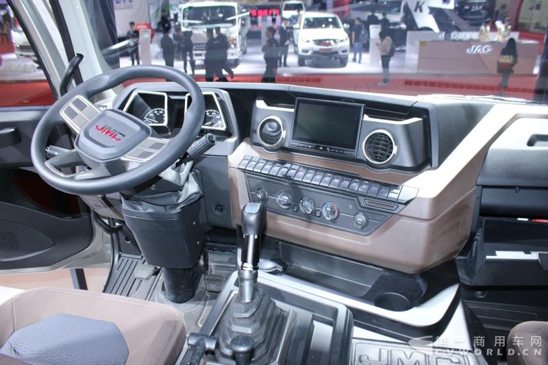 4月19日上午，以“英雄，出征”为主题的江铃首款重卡产品发布会，在2017上海车展开幕首日隆重举行。本届上海车展，江铃重汽共展示了三款重卡产品，而江铃本次车展重点上市推介的，便是这款被称为“江铃威龙”的6×4重型牵引车产品。据悉，该车是江铃汽车以重金引进的福特重卡技术，并根据中国国情再度开发而成的新车型。这款江铃威龙重卡定位于国内中高端重卡细分市场，将直接与国内主流品牌同台竞争。图为江铃威龙6×4重型牵引车