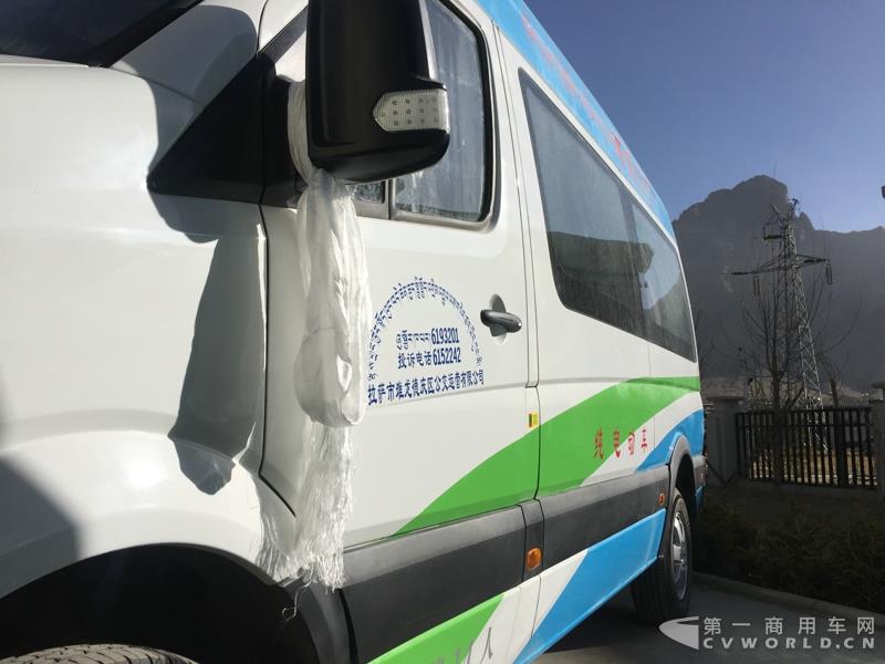 4月的第一天，西藏拉萨就迎来一件喜事——拉萨市堆龙公交公司正式揭牌暨首批纯电动公交车正式投入运营。作为现场的主角之一—即将正式投运的纯电动公交车，更是披上了洁白的哈达，吸引了众人的目光。这就是南京金龙开沃D11纯电动客车。此次，堆龙公交采购了20辆南京金龙开沃D11纯电动公交车，作为正式运营的首批运力。而这批车也将作为拉萨纯电动公交的试点车辆，为日后当地采购大批量更换纯电动公交车提供重要依据。图为南京金龙开沃D11纯电动公交车