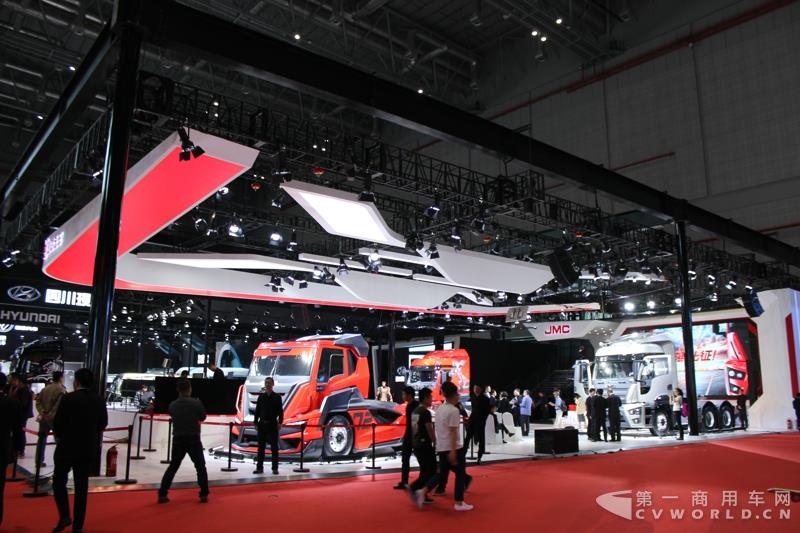 4月19日上午，以“英雄，出征”为主题的江铃首款重卡产品发布会，在2017上海车展开幕首日隆重举行。本届上海车展，江铃重汽共展示了三款重卡产品，而江铃本次车展重点上市推介的，便是这款被称为“江铃威龙”的6×4重型牵引车产品。据悉，该车是江铃汽车以重金引进的福特重卡技术，并根据中国国情再度开发而成的新车型。这款江铃威龙重卡定位于国内中高端重卡细分市场，将直接与国内主流品牌同台竞争。图为江铃汽车展台