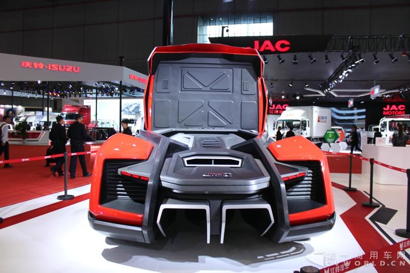 4月19日上午，以“英雄，出征”为主题的江铃首款重卡产品发布会，在2017上海车展开幕首日隆重举行。本届上海车展，江铃重汽共展示了三款重卡产品，而江铃本次车展重点上市推介的，便是这款被称为“江铃威龙”的6×4重型牵引车产品。据悉，该车是江铃汽车以重金引进的福特重卡技术，并根据中国国情再度开发而成的新车型。这款江铃威龙重卡定位于国内中高端重卡细分市场，将直接与国内主流品牌同台竞争。图为江铃展示概念卡赛用车