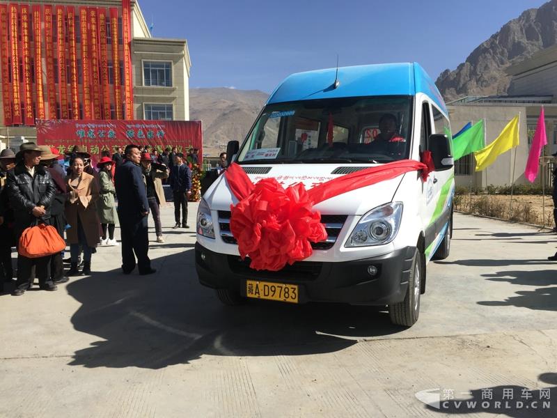 4月的第一天，西藏拉萨就迎来一件喜事——拉萨市堆龙公交公司正式揭牌暨首批纯电动公交车正式投入运营。作为现场的主角之一—即将正式投运的纯电动公交车，更是披上了洁白的哈达，吸引了众人的目光。这就是南京金龙开沃D11纯电动客车。此次，堆龙公交采购了20辆南京金龙开沃D11纯电动公交车，作为正式运营的首批运力。而这批车也将作为拉萨纯电动公交的试点车辆，为日后当地采购大批量更换纯电动公交车提供重要依据。图为正式发车