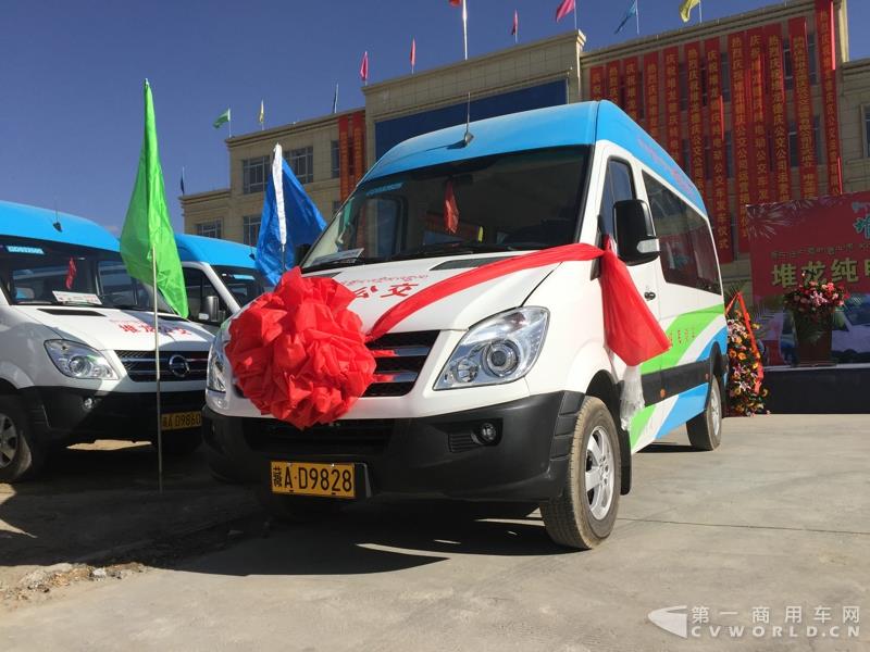 4月的第一天，西藏拉萨就迎来一件喜事——拉萨市堆龙公交公司正式揭牌暨首批纯电动公交车正式投入运营。作为现场的主角之一—即将正式投运的纯电动公交车，更是披上了洁白的哈达，吸引了众人的目光。这就是南京金龙开沃D11纯电动客车。此次，堆龙公交采购了20辆南京金龙开沃D11纯电动公交车，作为正式运营的首批运力。而这批车也将作为拉萨纯电动公交的试点车辆，为日后当地采购大批量更换纯电动公交车提供重要依据。图为南京金龙开沃D11纯电动公交车