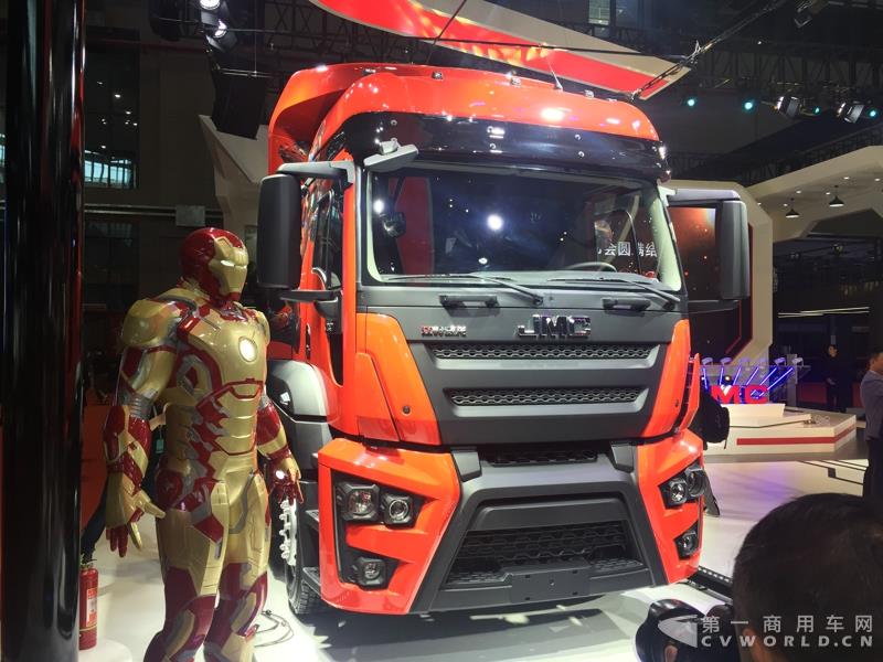 4月19日上午，以“英雄，出征”为主题的江铃首款重卡产品发布会，在2017上海车展开幕首日隆重举行。本届上海车展，江铃重汽共展示了三款重卡产品，而江铃本次车展重点上市推介的，便是这款被称为“江铃威龙”的6×4重型牵引车产品。据悉，该车是江铃汽车以重金引进的福特重卡技术，并根据中国国情再度开发而成的新车型。这款江铃威龙重卡定位于国内中高端重卡细分市场，将直接与国内主流品牌同台竞争。图为江铃威龙4×2钢铁侠涂装车