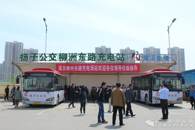 4月14日，南京市公交电动化2017战略研讨会在南京举行。江苏省交通厅、南京市交通局、南京市公交集团、江苏省各地公交公司及南京金龙等单位领导和20余家媒体记者，近百人出席了此次研讨会。第一商用车网了解到，南京公交作为全国最早推广使用纯电动公交车的城市之一，在批量运营和新能源汽车推广等方面，具备较好的经验和心得，可为国内其他区域同行所借鉴。图为与会嘉宾参观扬子公交充电站