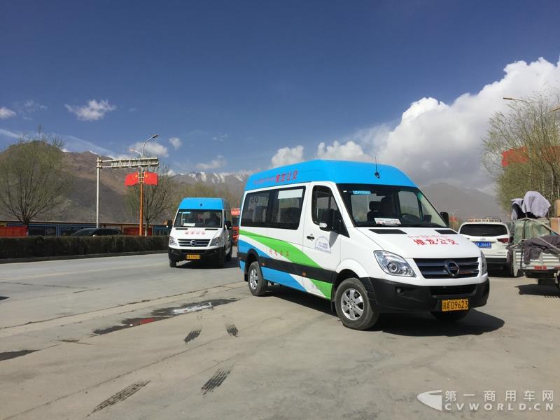 4月的第一天，西藏拉萨就迎来一件喜事——拉萨市堆龙公交公司正式揭牌暨首批纯电动公交车正式投入运营。作为现场的主角之一—即将正式投运的纯电动公交车，更是披上了洁白的哈达，吸引了众人的目光。这就是南京金龙开沃D11纯电动客车。此次，堆龙公交采购了20辆南京金龙开沃D11纯电动公交车，作为正式运营的首批运力。而这批车也将作为拉萨纯电动公交的试点车辆，为日后当地采购大批量更换纯电动公交车提供重要依据。图为南京金龙纯电动公交车队