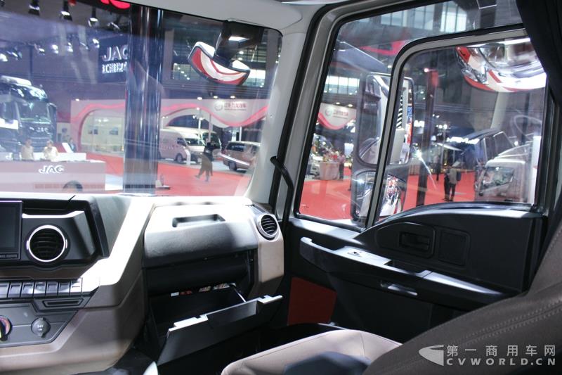 4月19日上午，以“英雄，出征”为主题的江铃首款重卡产品发布会，在2017上海车展开幕首日隆重举行。本届上海车展，江铃重汽共展示了三款重卡产品，而江铃本次车展重点上市推介的，便是这款被称为“江铃威龙”的6×4重型牵引车产品。据悉，该车是江铃汽车以重金引进的福特重卡技术，并根据中国国情再度开发而成的新车型。这款江铃威龙重卡定位于国内中高端重卡细分市场，将直接与国内主流品牌同台竞争。图为江铃威龙6×4重型牵引车